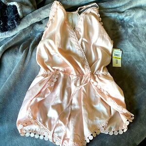Flora Nikrooz Lace Genevieve Romper, NWT Size medium, light pink